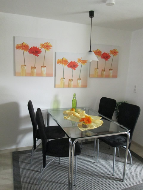 Esstisch und Küche Ferienwohnung 1 – Leisch-Kreutz Bruttig-Fankel