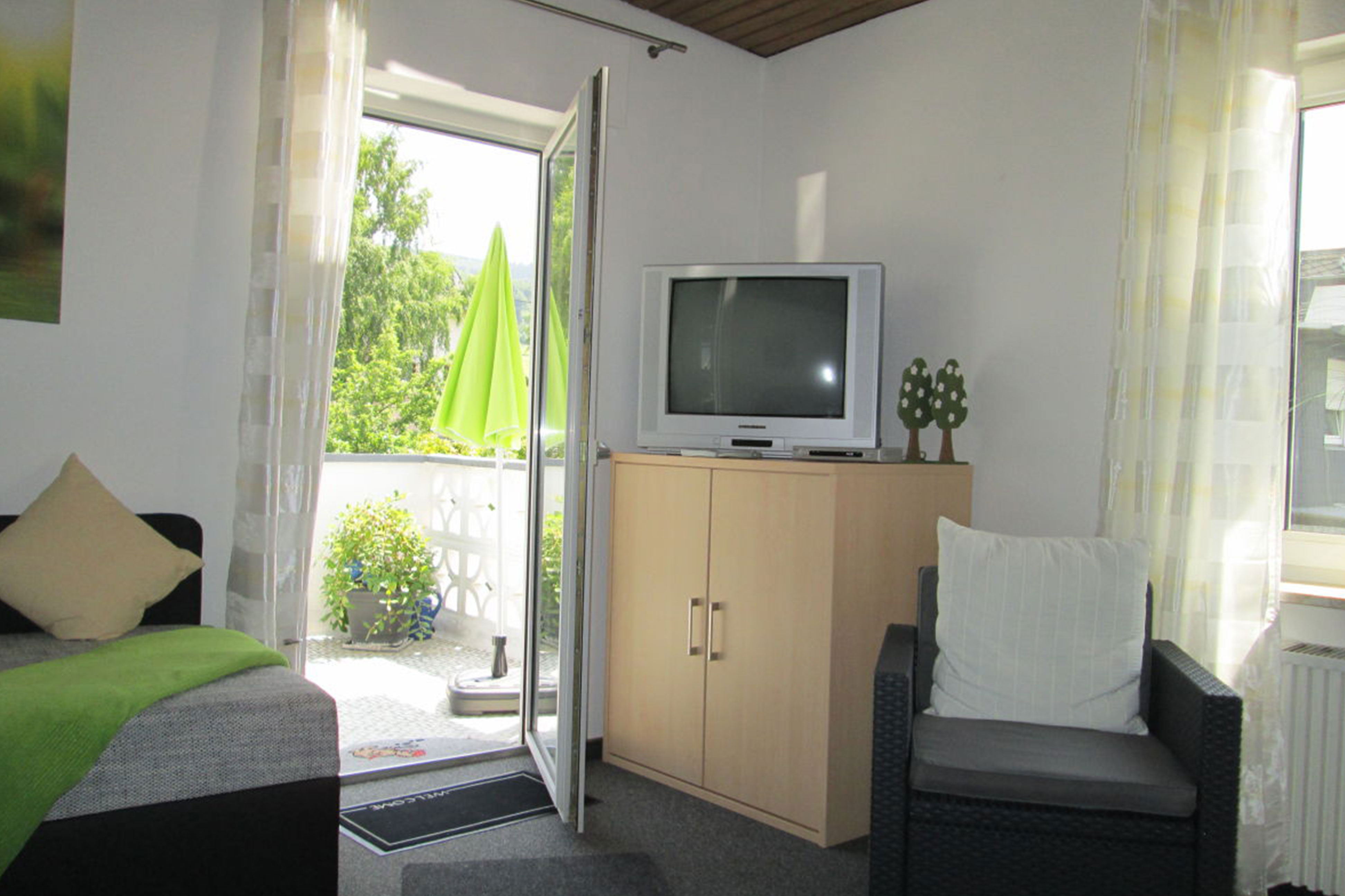 Wohnzimmer mit Balkon Ferienwohnung 1 – Ausblick Ost-Süd Bruttig-Fankel