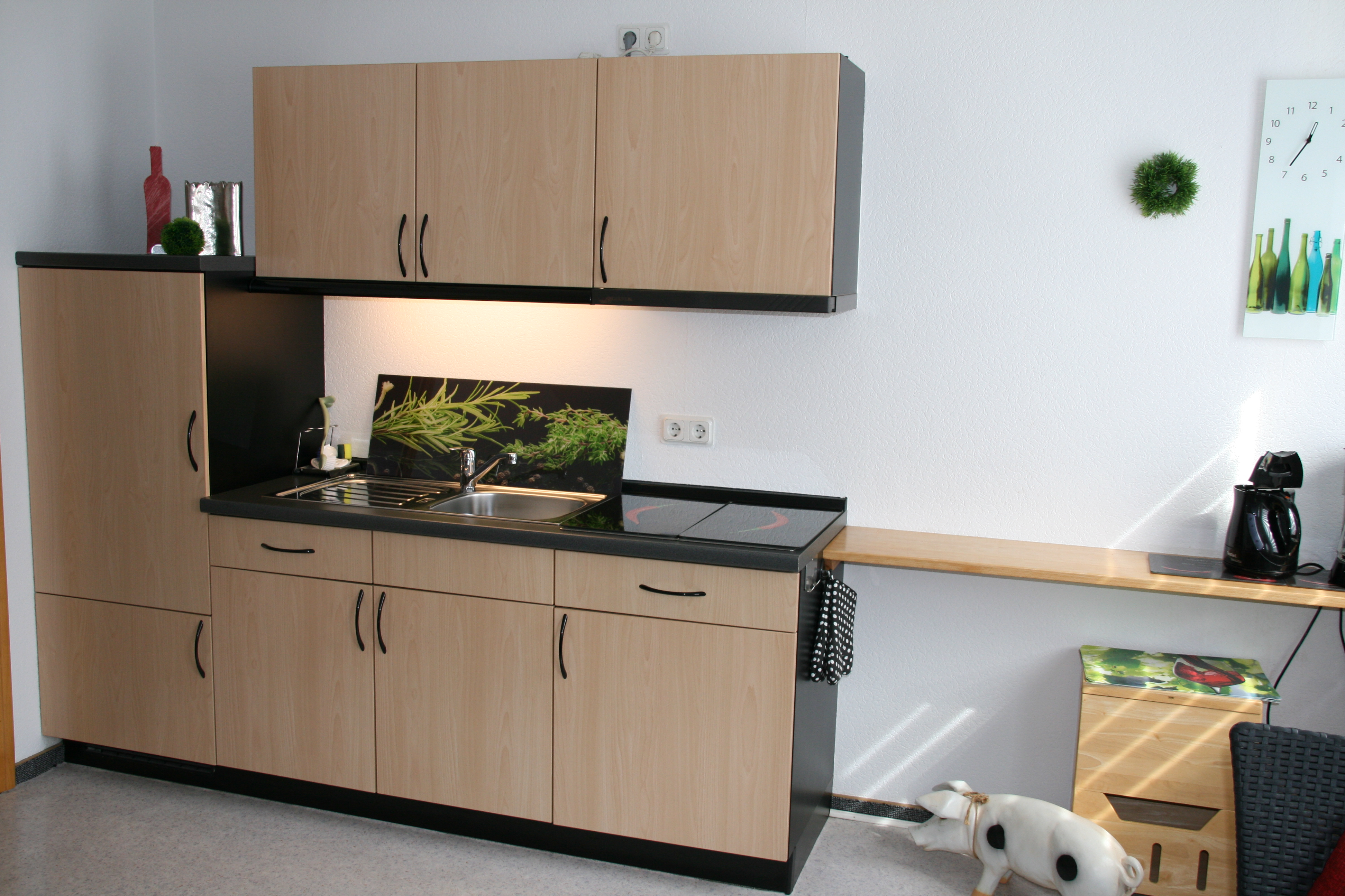 Küchenzeile mit Essecke und Ausziehtisch – Ferienwohnung 2 Leisch-Kreutz