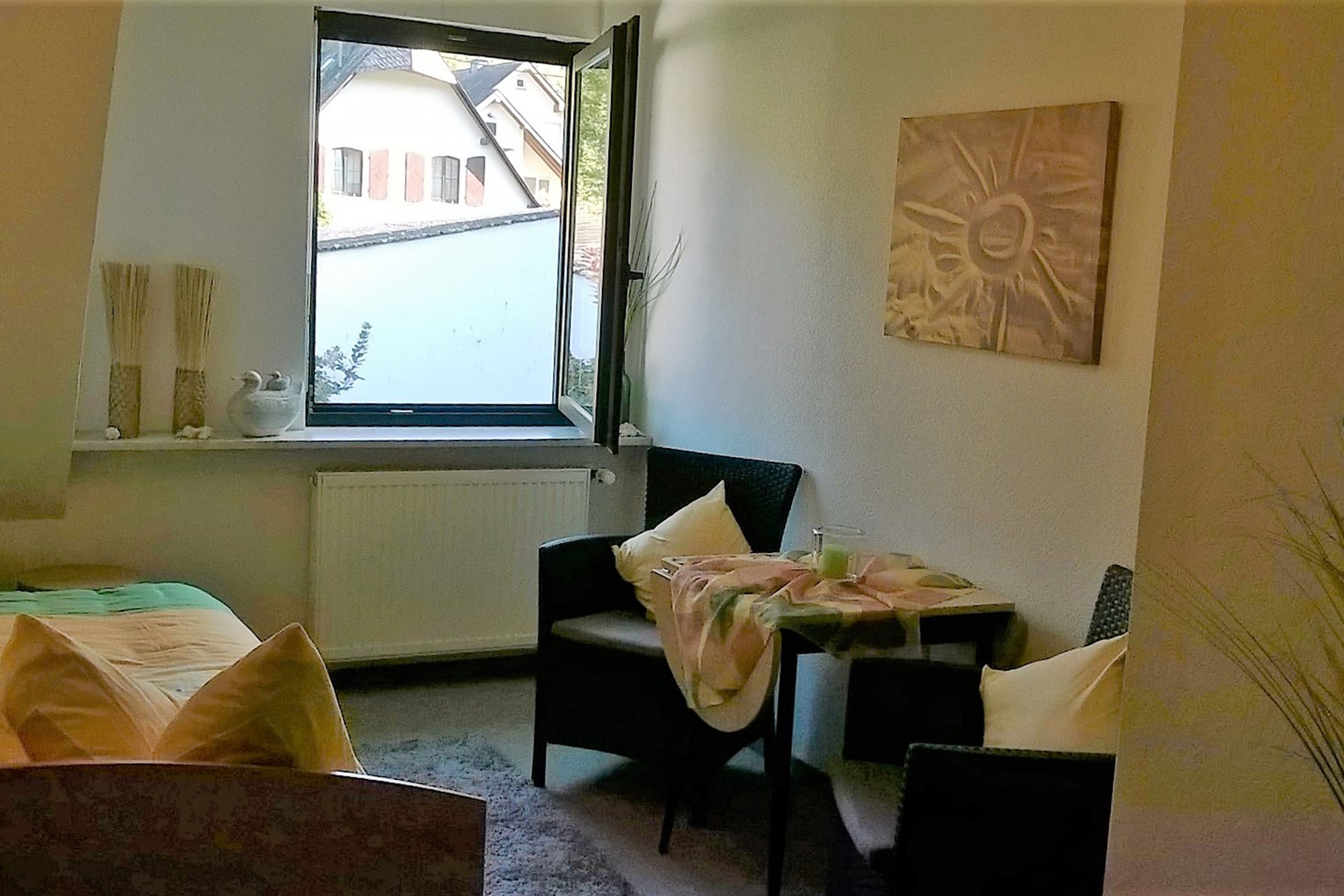 Schlafzimmer Ferienwohnung 2 mit Blick in die Mosel-Weinberge – Leisch-Kreutz