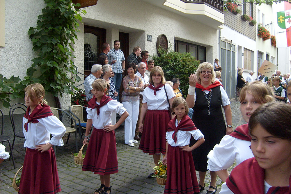 Bunter Umzug beim Winzerfest Bruttig-Fankel – Mosel-Weinkultur