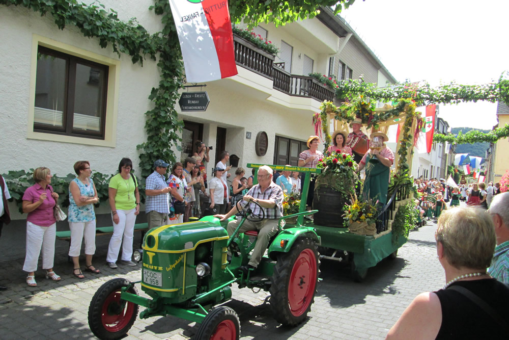 Winzerfestumzug durch Bruttig-Fankel – Weinfest an der Mosel