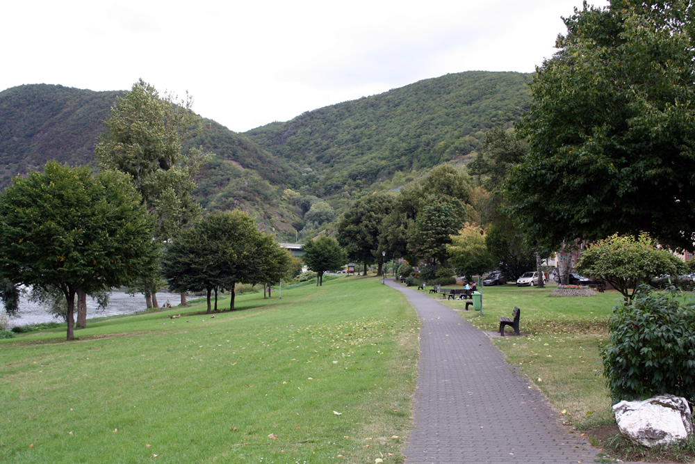 Moselpromenade Bruttig-Fankel im Sommer – Urlaub an der Mosel