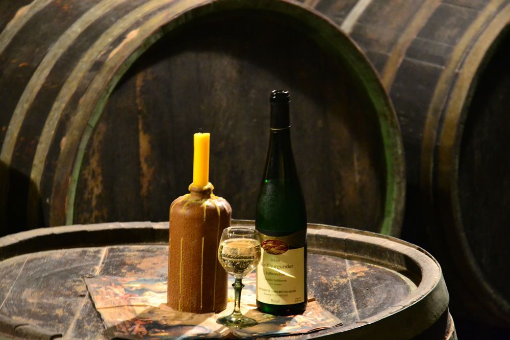 Eichenfässer im Weinkeller – Weinbau Leisch-Kreutz Bruttig-Fankel	