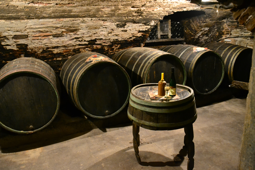 der alte Gewölbekeller mit Eichenfäßer