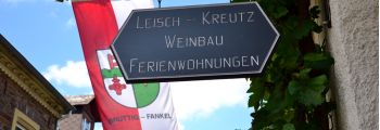 Schild Leisch-Kreutz – Weinbau und Ferienwohnungen Bruttig-Fankel